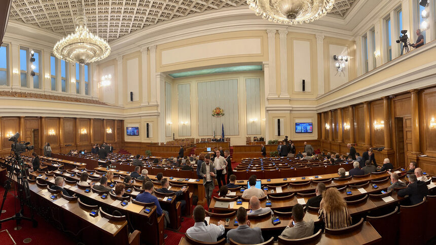 Bulgarian parliament opens the door to the EU for North Macedonia | Euractiv