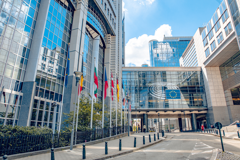 Le bâtiment du Parlement européen à Bruxelles, représentant l'examen réglementaire croissant de l'IA par des organismes mondiaux comme l'UE. (euractiv.com)