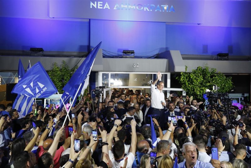Mitsotakis's conservatives clinch landslide Greece election win