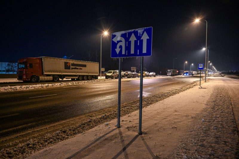 Polish truckers suspend Ukraine border blockade