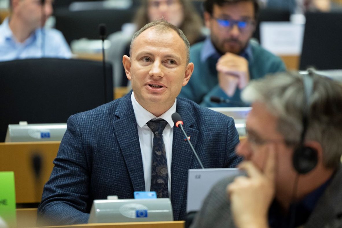 Populist power play fails as centrist MEPs strike deal on 2040 climate bill