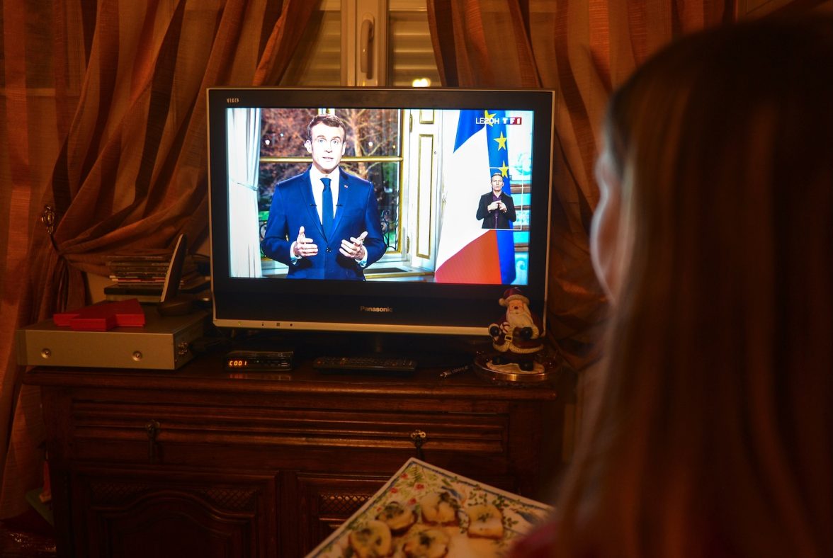 Η Σύνοψη – Η δυσφορία του Μακρόν με τα μέσα ενημέρωσης