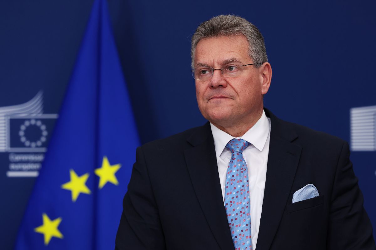 Brussels to propose 'dedicated' tool to pull away from China, trade chief says