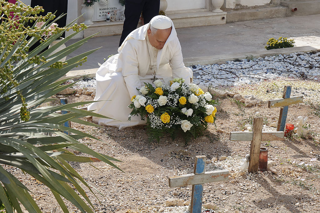 Ο Πάπας καλεί την Ευρώπη να προστατεύσει τους μετανάστες κατά την επίσκεψή του στη Λαμπεντούζα