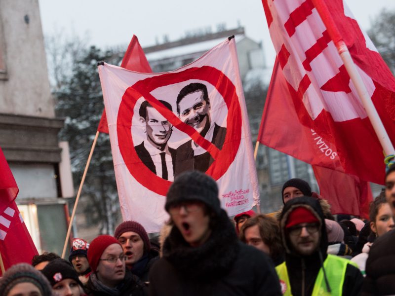 Austrians protest FPÖ's coalition with 'fascists' – EURACTIV.com